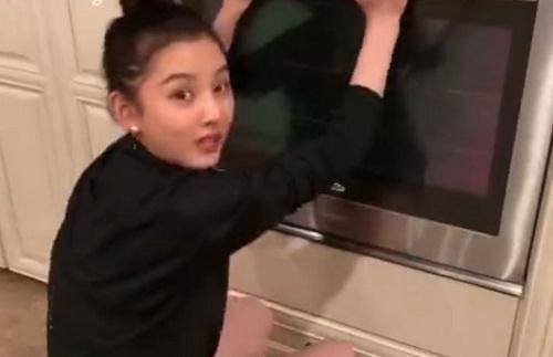 宋祖儿素颜做甜点意外暴露厨房用具网友：贫穷限制了我的想象J9九游会 九游会J9(图2)
