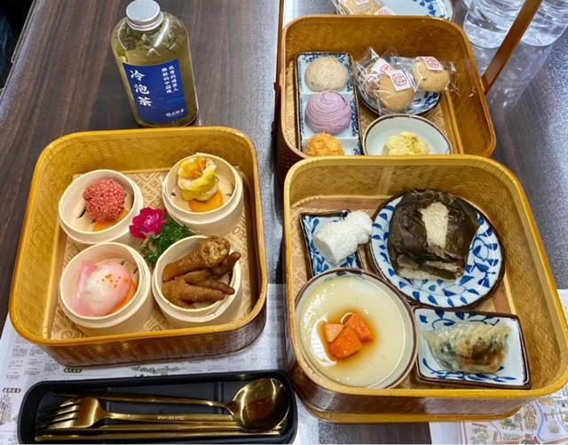 边观光边叹“一盅两件”！广州首辆双层“移动餐厅”巴士发J9九游会 九游会J9车(图3)