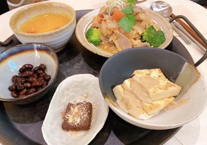 上海一家“奇怪”的餐厅食物里J9九游会 九游会J9面没有一粒肉用餐还不能玩手机(图4)