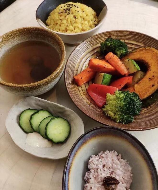 上海一家“奇怪”的餐厅食物里J9九游会 九游会J9面没有一粒肉用餐还不能玩手机(图3)