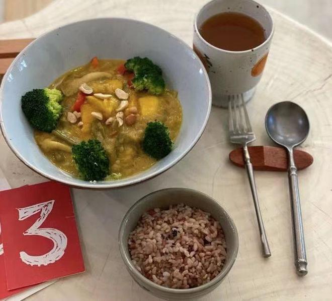 上海一家“奇怪”的餐厅食物里J9九游会 九游会J9面没有一粒肉用餐还不能玩手机(图6)