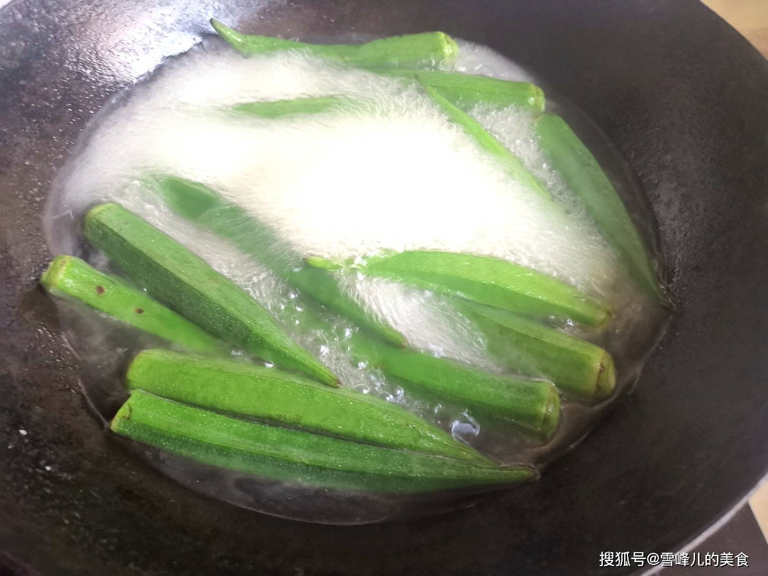 J9九游会 九游会J9中秋节这道拌秋葵要上桌比吃肉健康比牛奶钙质高老人孩子都适合(图4)