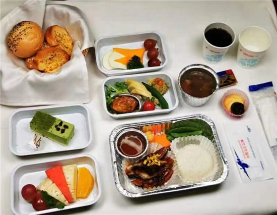 J9九游会 九游会J9东航航班推出中秋传统美食冰皮月饼、鲜花月饼、鲜肉……飘香万米高空(图5)