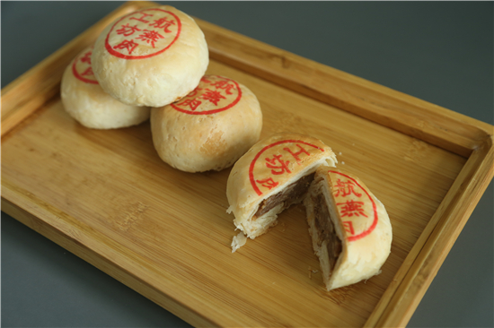 J9九游会 九游会J9东航航班推出中秋传统美食冰皮月饼、鲜花月饼、鲜肉……飘香万米高空(图3)