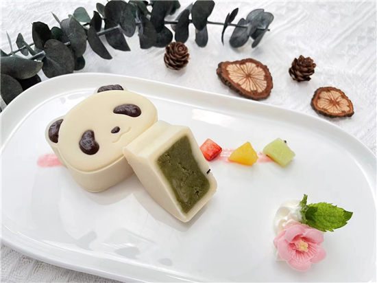 J9九游会 九游会J9东航航班推出中秋传统美食冰皮月饼、鲜花月饼、鲜肉……飘香万米高空(图2)