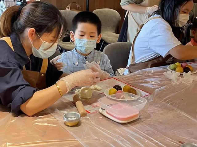 中J9九游会 九游会J9秋情意浓！亲子月饼DIY一起品尝爱的味道(图3)