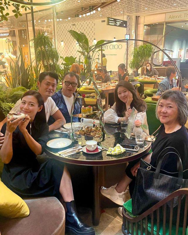 有望回巢拍剧？许绍雄为爱女在香港开甜品店 众多圈中好友撑场面九游会J9 J9九游会(图2)