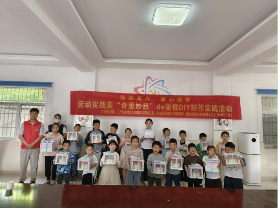 J9九游会 九游会J9建设村：手工制作小蛋糕 甜蜜烘焙满心意(图2)