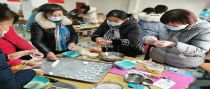 九游会J9 J9九游会滨江村支部开展免费甜点制作技能培训 促进困难家庭再就业(图2)