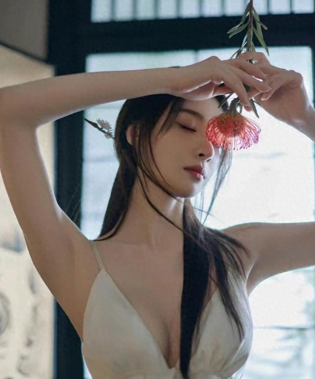 J9九游会 九游会J9媚而不俗高启兰隆妮不愧是人间尤物与53岁的于和伟激吻！(图2)