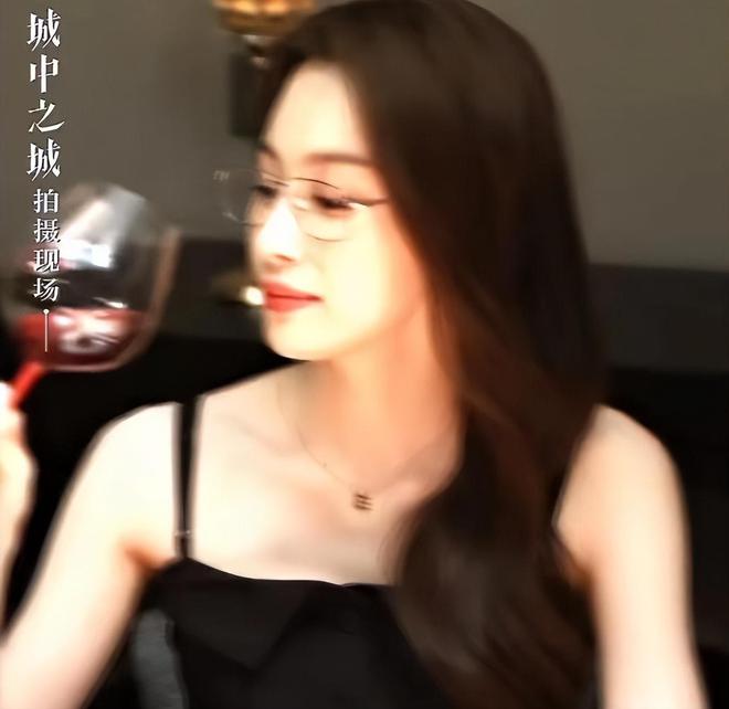 J9九游会 九游会J9媚而不俗高启兰隆妮不愧是人间尤物与53岁的于和伟激吻！(图6)