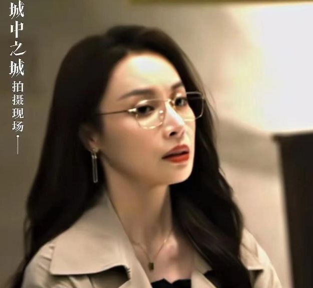 J9九游会 九游会J9媚而不俗高启兰隆妮不愧是人间尤物与53岁的于和伟激吻！(图14)