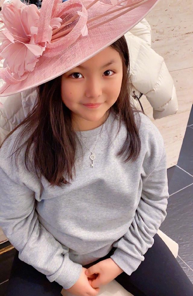 王诗龄画小J9九游会 九游会J9猫吃甜点栩栩如生 网友：四份点心是有小弟弟了吗？(图2)