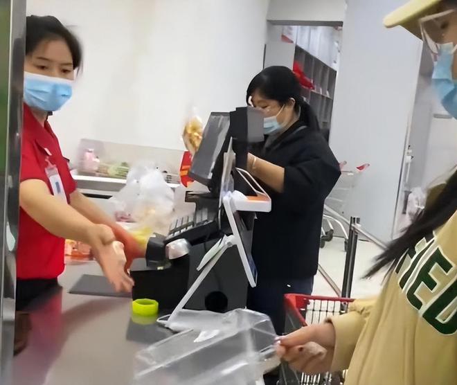 女子超市购物忍不住吃完甜点拿着空盒去结账收九游会J9 J9九游会银员态度亮了(图2)
