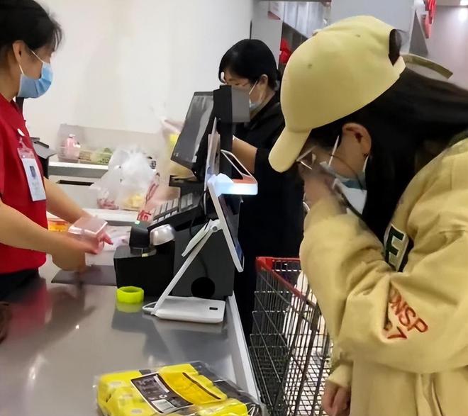 女子超市购物忍不住吃完甜点拿着空盒去结账收九游会J9 J9九游会银员态度亮了(图4)