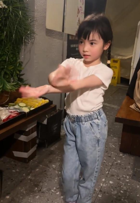 九游会J9 J9九游会熊黛林晒幸福烧烤时光网友羡慕不已：这才是人生赢家！(图8)