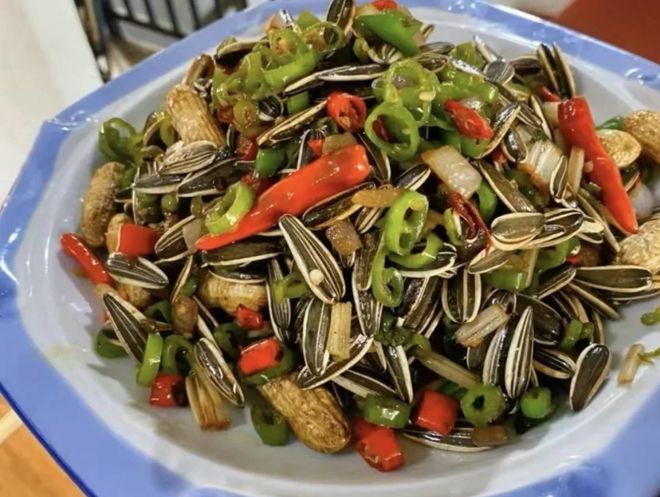 九游会J9 J9九游会上海儿媳吐槽婆婆做的饭网友正要开骂看到饭菜：换我也不吃(图2)