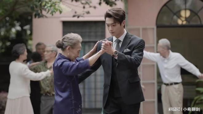 奶奶陈九游会J9 J9九游会淑珍的墓碑上为什么只写继孙女承欢和亲孙子姚志明的名字？(图4)